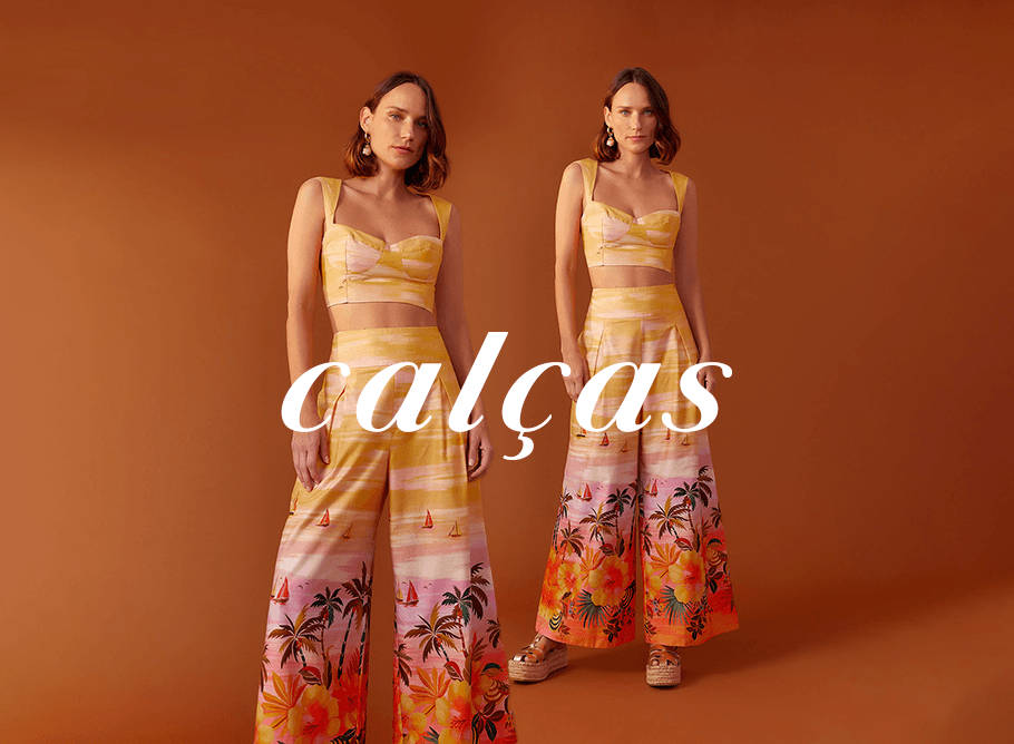 https://www.dressto.com.br/mulher morena usando conjunto de blusa e calça jeans estampados com horizontes na mesma padronagem